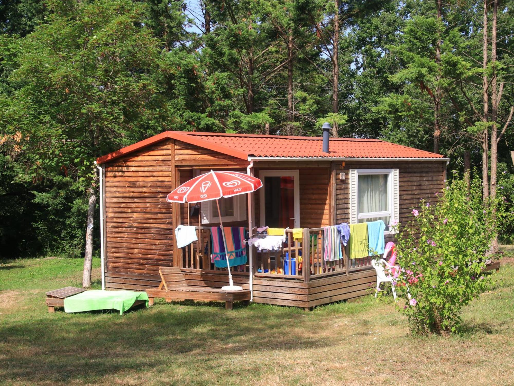 Gasthaus Camping Fontaine Du Roc Devillac Exterior foto