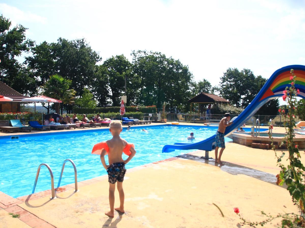 Gasthaus Camping Fontaine Du Roc Devillac Exterior foto