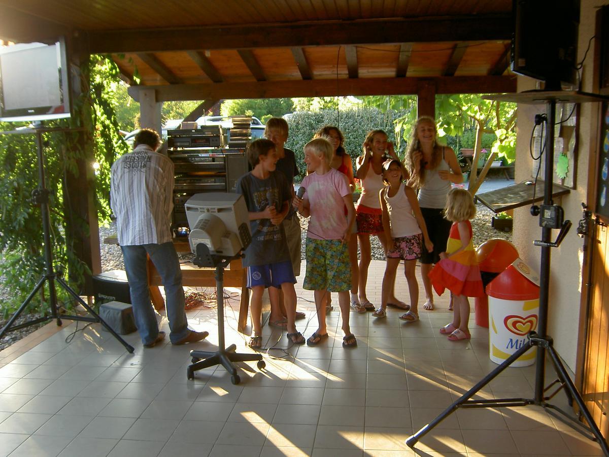 Gasthaus Camping Fontaine Du Roc Devillac Exterior foto