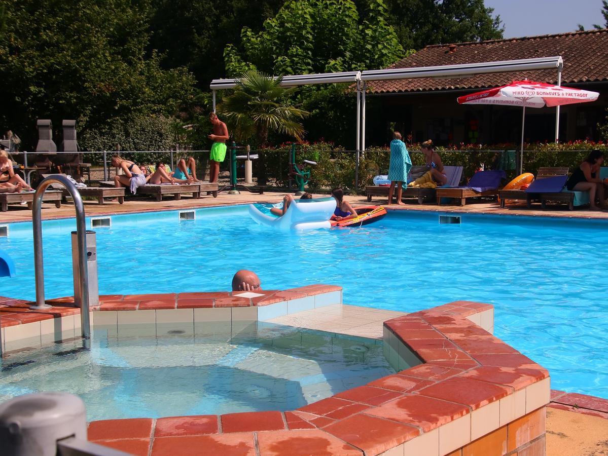 Gasthaus Camping Fontaine Du Roc Devillac Exterior foto